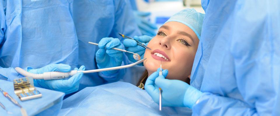 Kobieta mająca zabieg chirurgiczny u dentysty