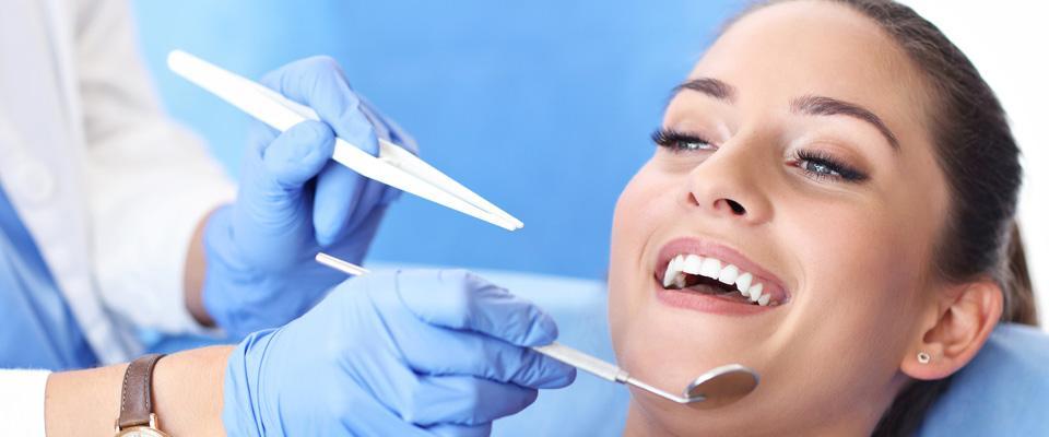 Kobieta podczas leczenia stomatologicznego
